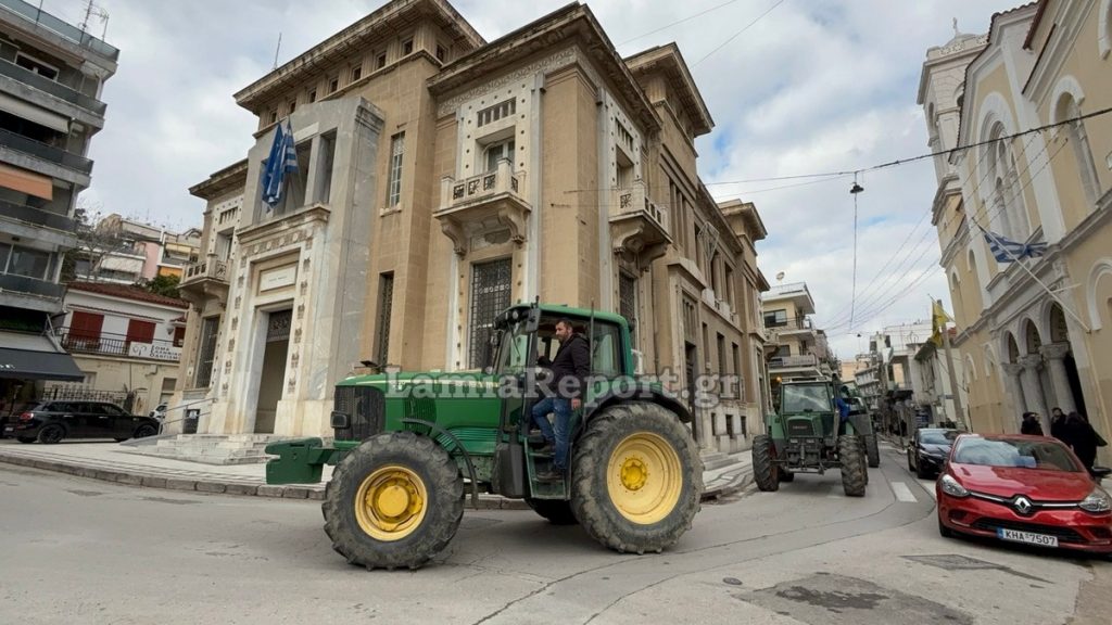 Με τα τρακτέρ στο κέντρο της Λαμίας οι αγρότες - Στιγμές έντασης στο Περιφερειακό (ΒΙΝΤΕΟ-ΦΩΤΟ)