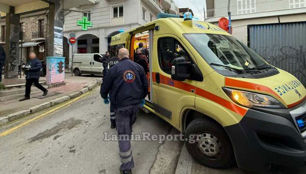 Τροχαίο με μηχανάκι σε διασταύρωση στο κέντρο της Λαμίας - ΦΩΤΟ