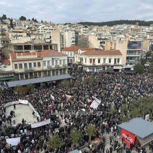 Λαμία: «Δεν έχω οξυγόνο» - Οι πρώτες εικόνες από την μεγαλειώδη συγκέντρωση στην πλατεία Πάρκου (συνεχής ανανέωση)