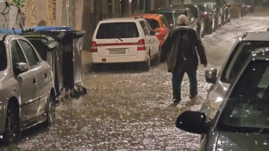 Άνοιξαν οι ουρανοί στην Αττική - Σε ποιες περιοχές θα επιδεινωθεί ο καιρός