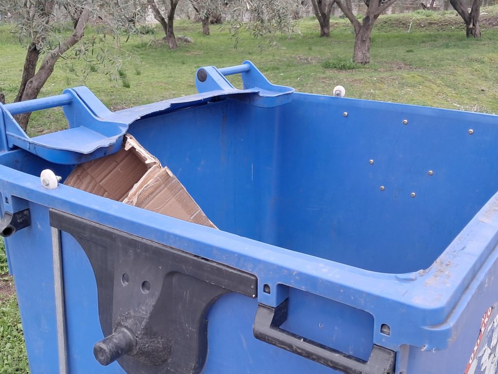 Χρειαζόμαστε καινούριο κάδο ανακύκλωσης