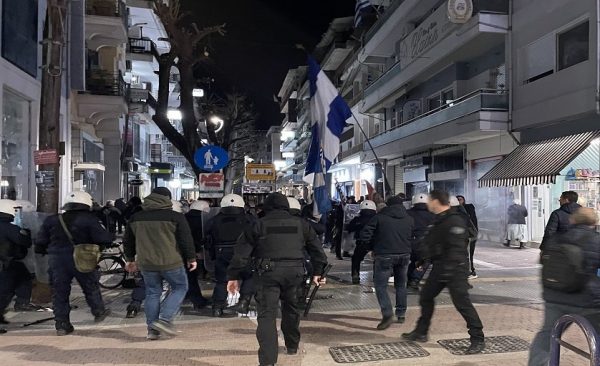 Επεισόδια στη Λάρισα για την παράσταση του Χριστόφορου Ζαραλίκου