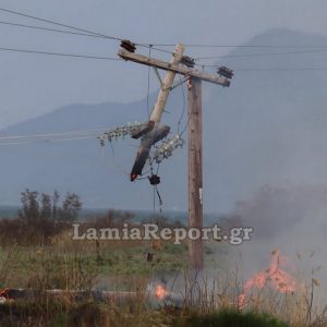 Πυρκαγιά έκαψε στύλο της ΔΕΗ στη Σκάρφεια