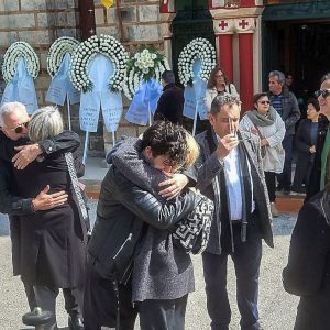 Θλίψη στο τελευταίο αντίο της Καίτης Κωνσταντίνου - Συντετριμμένοι την αποχαιρέτησαν συγγενείς και φίλοι