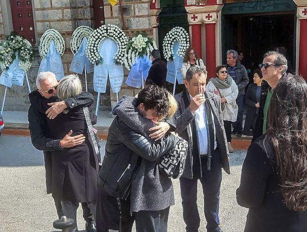 Θλίψη στο τελευταίο αντίο της Καίτης Κωνσταντίνου - Συντετριμμένοι την αποχαιρέτησαν συγγενείς και φίλοι