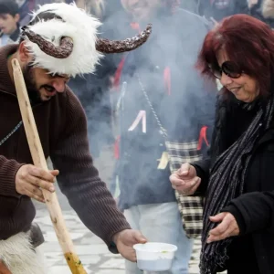 Έθιμα Καθαράς Δευτέρας: Το μπουρανί, ο βλάχικος γάμος το λαικό δικαστήριο, το αλευρομουτζούρωμα