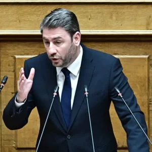 Ανδρουλάκης: Ο κ. Μητσοτάκης επιλέγει έναν θεσμικό ακροβατισμό για να βγει από την πολιτική θέση αδυναμίας του