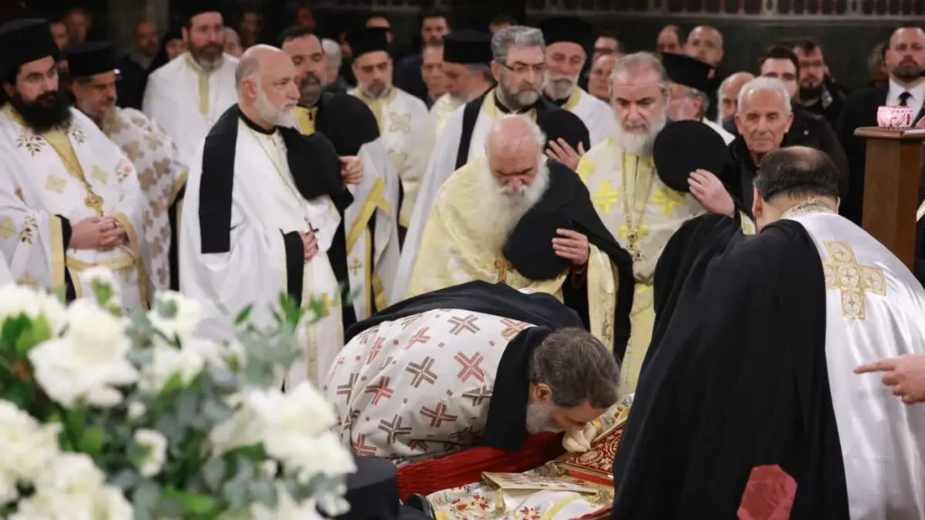 Θεσσαλονίκη: Σε λαϊκό προσκύνημα το σκήνωμα του πρώην Μητροπολίτη Άνθιμου