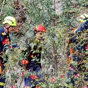 Λαμία: Αγωνιστικό αυτοκίνητο βρέθηκε σε γκρεμό