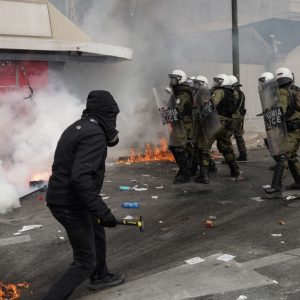 Για κακουργήματα οι συλληφθέντες για τα επεισόδια στο Σύνταγμα