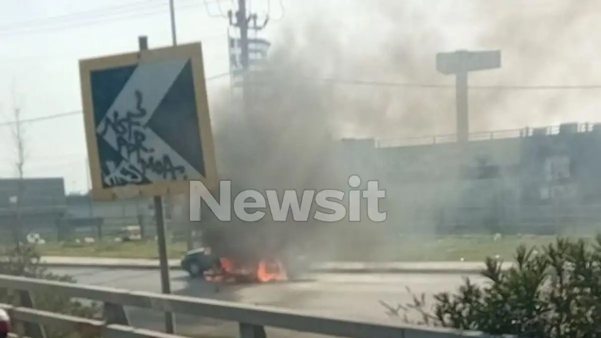 Φωτιά σε αυτοκίνητο στον Κηφισό – Τυλίχτηκε στις φλόγες στο ύψος του Ρέντη