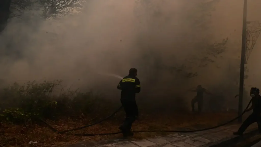 Φωτιά στη Λευκάδα σε δάσος στην περιοχή Αθάνι: Σηκώθηκε ελικόπτερο