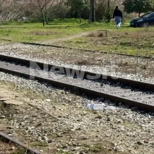 Ημαθία: Με ελαφρύ κάταγμα στο κρανίο ο 17χρονος που παρασύρθηκε από το τρένο στην Αλεξάνδρεια – Καταθέτει ο μηχανοδηγός