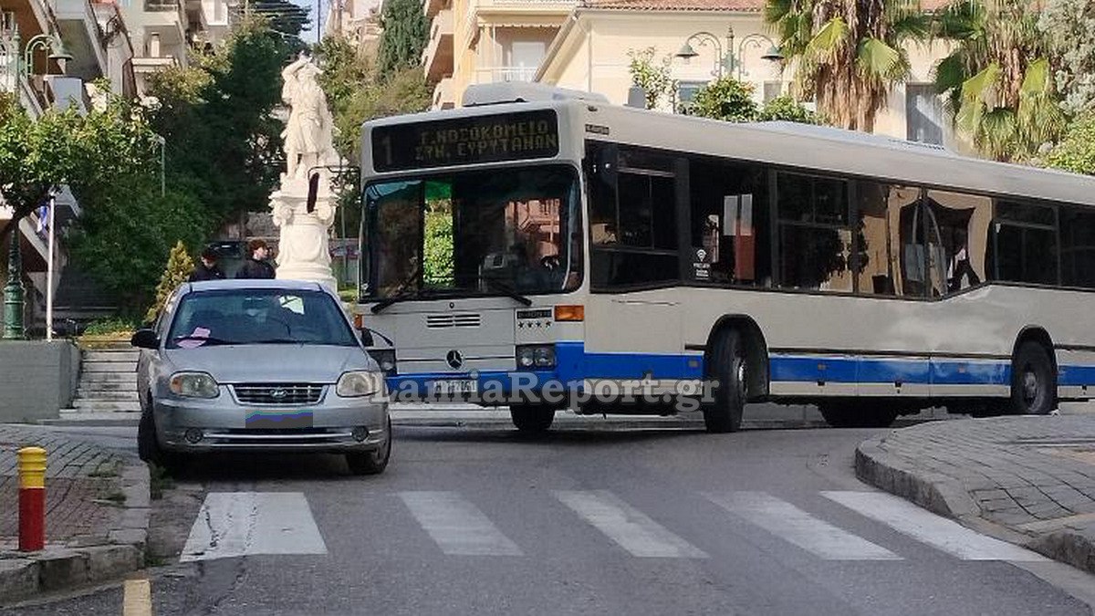 Λαμία: Ουρές από παράνομο παρκάρισμα στο κέντρο της πόλης