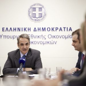 Στο ΥΠΟΙΚ ο Μητσοτάκης: Το πλεόνασμα από την καταπολέμηση της φοροδιαφυγής θα επιστρέψει στην κοινωνία -Πιερρακάκης: Ψηλά ο πήχης