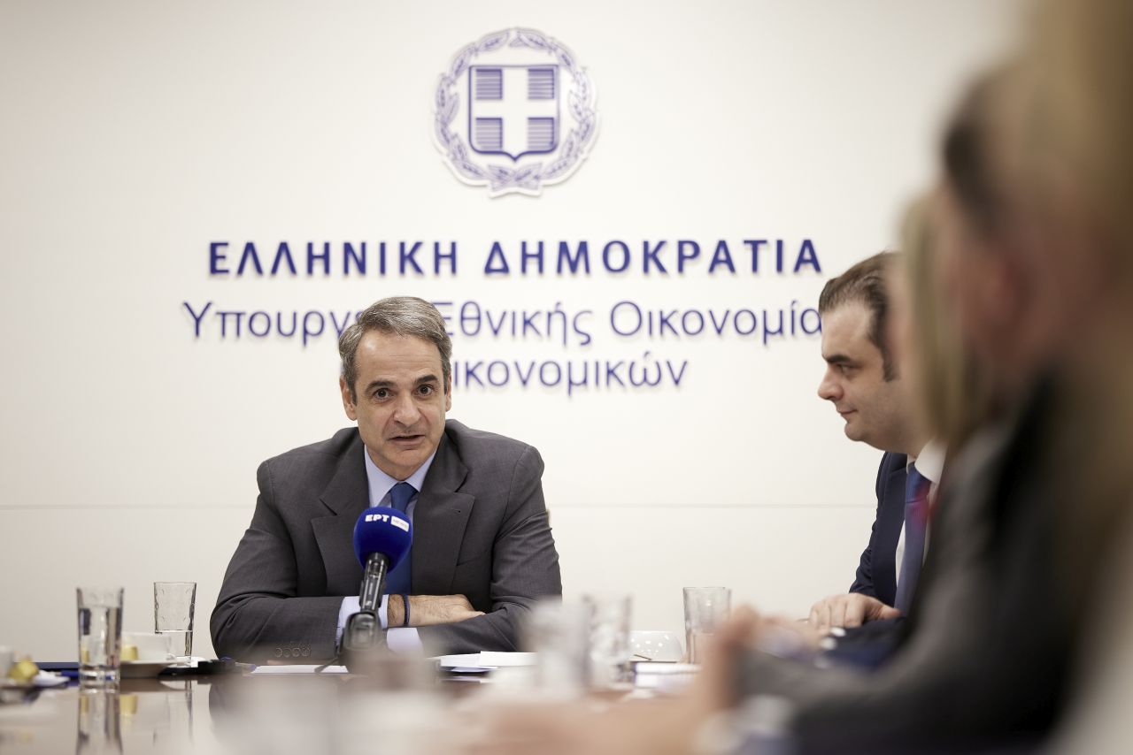 Στο ΥΠΟΙΚ ο Μητσοτάκης: Το πλεόνασμα από την καταπολέμηση της φοροδιαφυγής θα επιστρέψει στην κοινωνία -Πιερρακάκης: Ψηλά ο πήχης