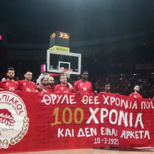 Ολυμπιακός: Η δημιουργία του πανό για τα 100 χρόνια των «ερυθρολεύκων» από τους παίκτες του Μπαρτζώκα