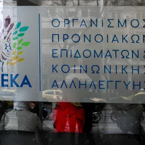 Τι αλλάζει για τους δικαιούχους επιδομάτων ΟΠΕΚΑ με τη χρήση προπληρωμένων καρτών από 15 Μαρτίου