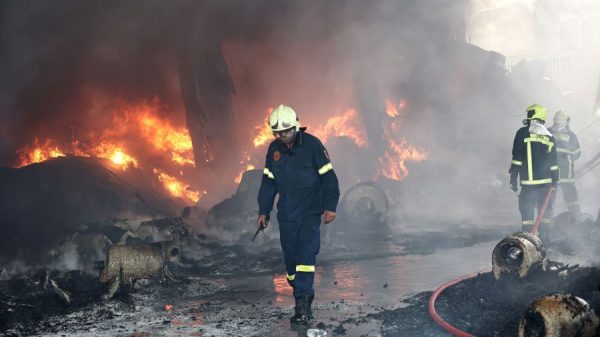 Μεγάλη πυρκαγιά σε εργοστάσιο στη Ριτσώνα - Μήνυμα από το 112 στους κατοίκους