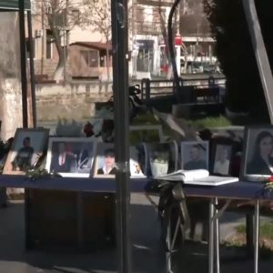 Βόρεια Μακεδονία: Θρήνος και οργή στις κηδείες των 59 θυμάτων - Ανατριχιάζουν οι εικόνες με τους φρεσκοσκαμμένους τάφους