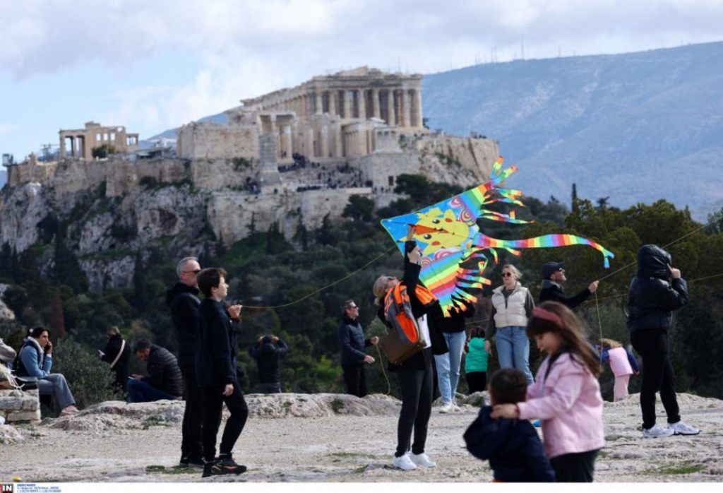 Και φέτος τα «κούλουμα» των Αθηναίων στον λόφο του Φιλοπάππου