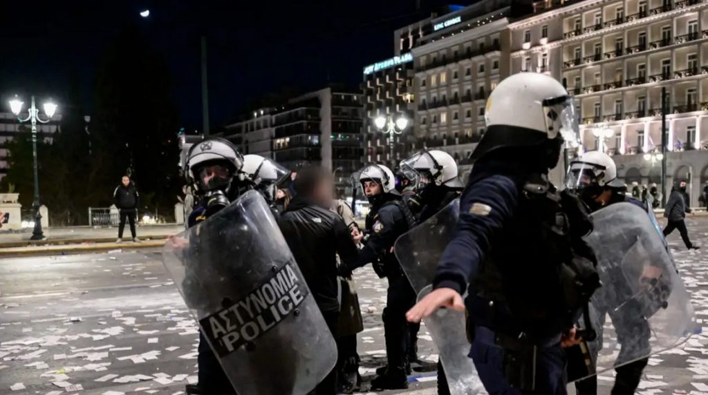 Τέμπη: Ποινική δίωξη σε βαθμό πλημμελήματος στους 11 από τους 14 συλληφθέντες στα επεισόδια της Τετάρτης στην Αθήνα