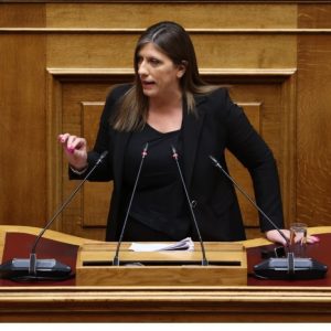 Κωνσταντοπούλου στη Βουλή: Επιτέθηκε σε Χρυσοχοϊδη και Γεωργαντά – «Θα σας πάρουν με τις ντομάτες»