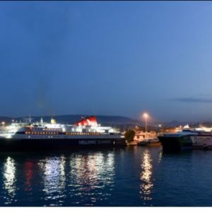 Μηχανική βλάβη στο «Fast Ferries Andros» στο λιμάνι της Μυκόνου