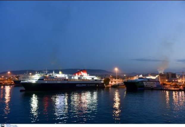 Μηχανική βλάβη στο «Fast Ferries Andros» στο λιμάνι της Μυκόνου