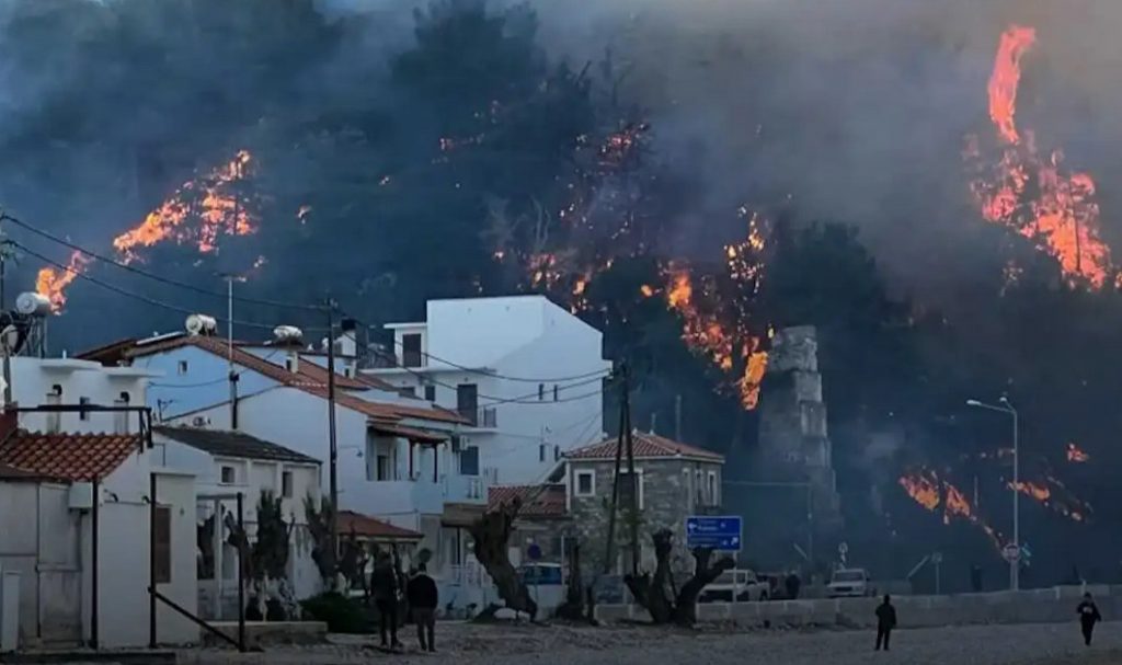 Φωτιά στη Σάμο – 30 πυροσβέστες στη μάχη με τις φλόγες