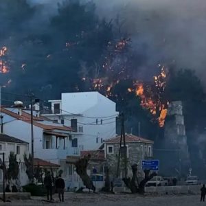 Φωτιά στη Σάμο – 30 πυροσβέστες στη μάχη με τις φλόγες