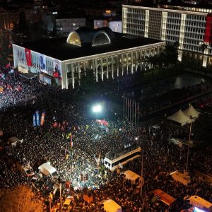 Λαοθάλασσα υπέρ του Ιμάμογλου στην Κωνσταντινούπολη