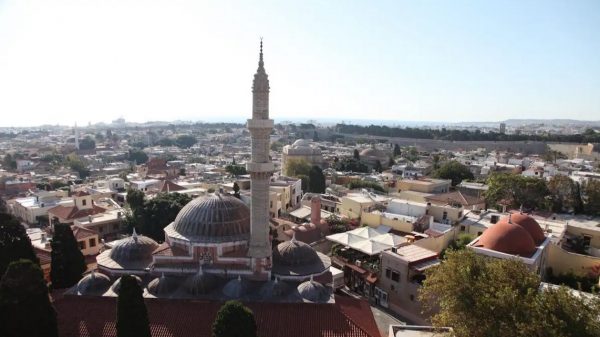 Ρόδος: Κύκλωμα πολεοδόμων με «άρωμα γυναίκας» – Σχεδόν μισό εκατομμύριο ευρώ και χρυσές λίρες στην κατοχή 50χρονης