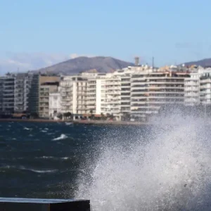 Θεσσαλονίκη: Γυναίκα ανασύρθηκε νεκρή από τον Θερμαϊκό – Ένιωσε αδιαθεσία και έπεσε στη θάλασσα