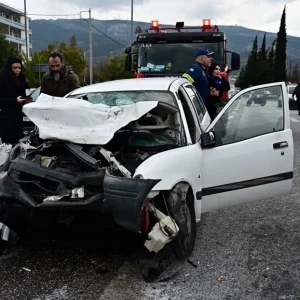 Τροχαίο στην Κατεχάκη: Ήταν τόσο σφοδρή η σύγκρουση που δεν καταλάβαιναν ποιος οδηγούσε – «Είδα ένα χέρι να κρέμεται»