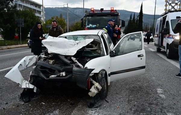 Τροχαίο στην Κατεχάκη: Ήταν τόσο σφοδρή η σύγκρουση που δεν καταλάβαιναν ποιος οδηγούσε – «Είδα ένα χέρι να κρέμεται»