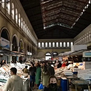 Το αδιαχώρητο στη Βαρβάκειο για την Καθαρά Δευτέρα – Ουρές πολιτών για τα σαρακοστιανά