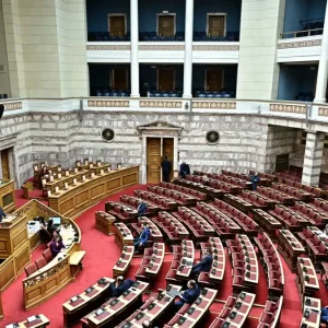 Live: Η συζήτηση στη Βουλή για την πρόταση δυσπιστίας κατά της κυβέρνησης – Την Παρασκευή η ψηφοφορία