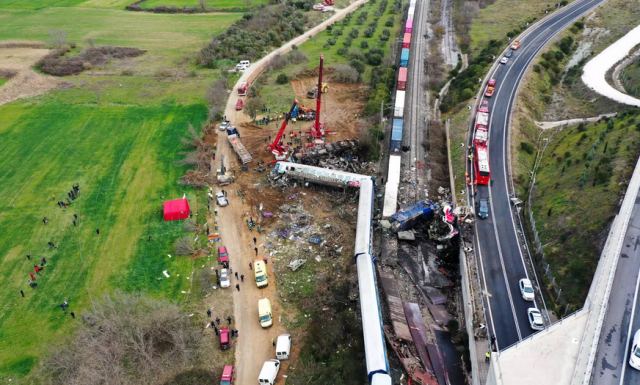 Σύγκρουση τρένων στα Τέμπη: Εντός της μέρας η ταυτοποίηση των σορών των θυμάτων που έχουν ανασυρθεί