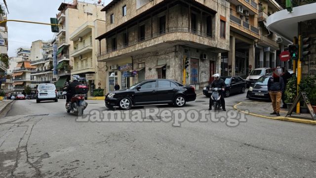 Τροχαίο σε φανάρια στο κέντρο της Λαμίας (ΦΩΤΟ)