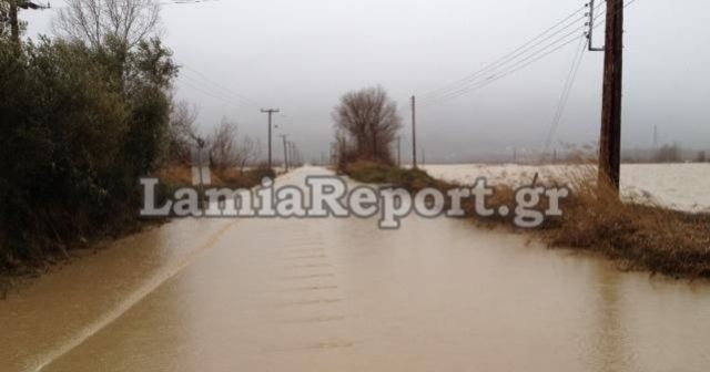 Λαμία: Κόπηκε στα δυο η Ε.Ο. Λαμίας - Καρπενησίου. Εγκλωβίστηκαν αυτοκίνητα και τρένα - Ποτάμι ο δρόμος