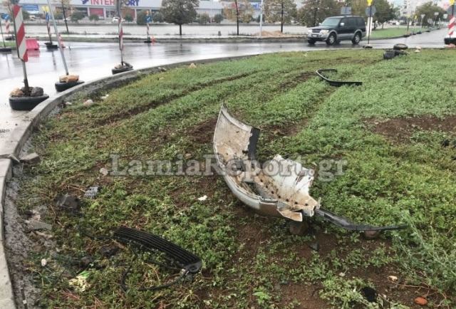 Λαμία: Τα είδε όλα ίσωμα και πέρασε πάνω από τον κυκλικό κόμβο!