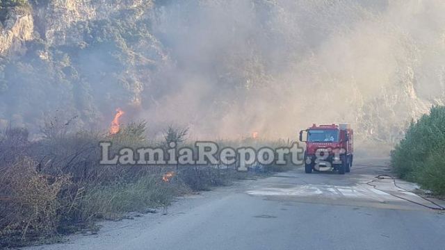 Οι φλόγες «έζωσαν» τους πυροσβέστες - Ένας τραυματίας!