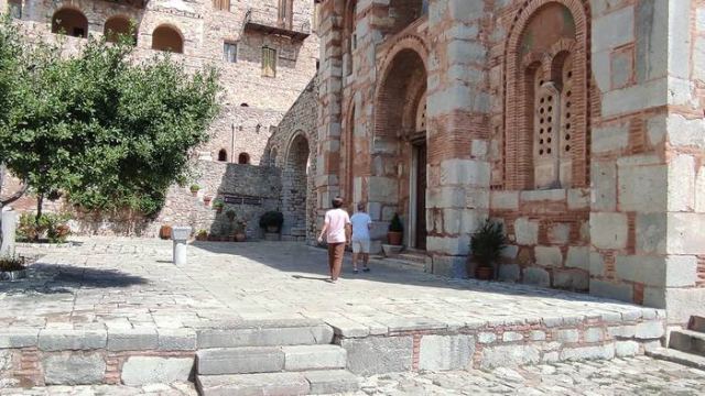 Όσιος Λουκάς: Ανοικτός και πάλι ο χώρος για επισκέπτες και προσκυνητές