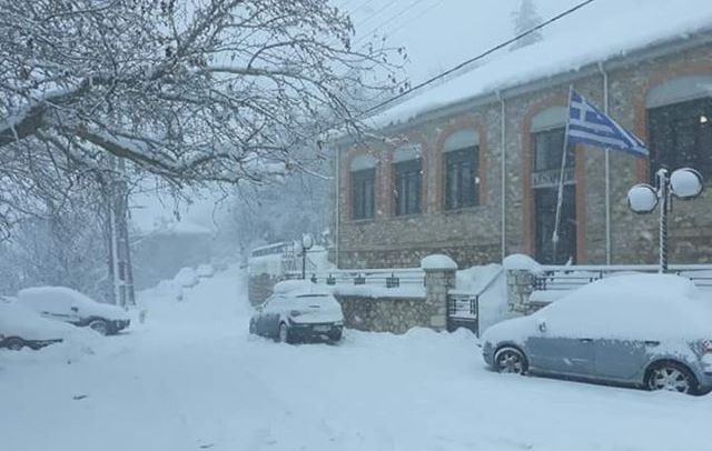 Μέσα στο χιόνι ο Δομοκός – Δείτε εικόνες