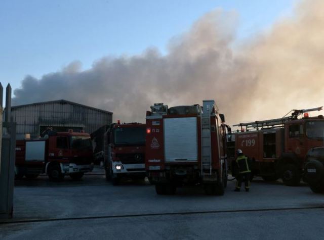 Τυλίχτηκαν στις φλόγες δύο βυτιοφόρα μέσα σε πρατήριο καυσίμων