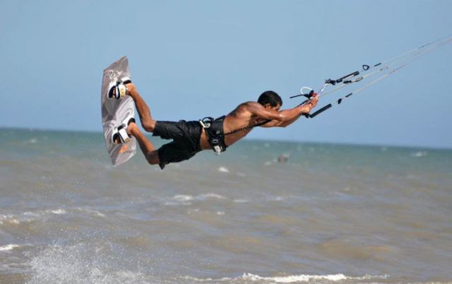 Δραματική διάσωση kitesurfers στις Ράχες