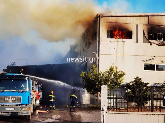 Φωτιά στις Αχαρνές: Βελτιωμένη η εικόνα – Καταστράφηκαν δύο εργοστάσια