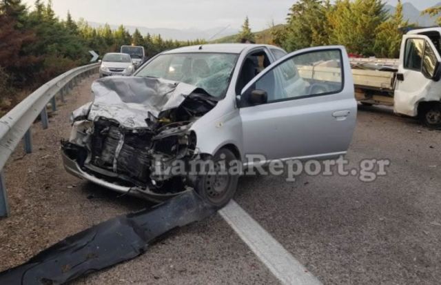 Μετωπική σύγκρουση με δύο τραυματίες