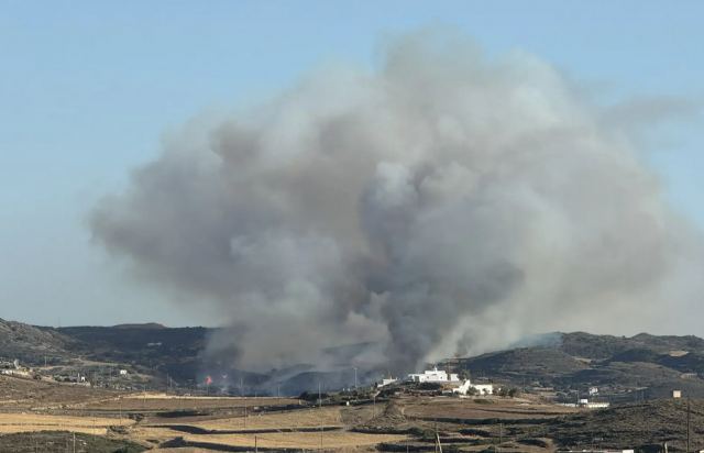 Φωτιά στη Μήλο κοντά στο αεροδρόμιο – Ήχησε το 112